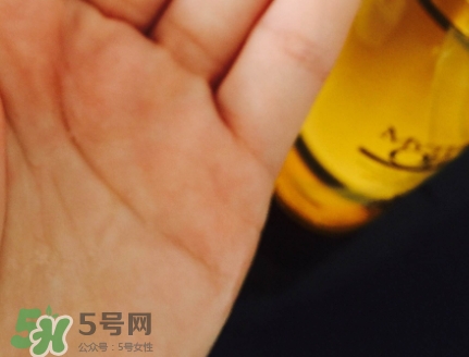 歐萊雅護(hù)發(fā)精油哪款好？歐萊雅護(hù)發(fā)精油和愛(ài)茉莉精油對(duì)比