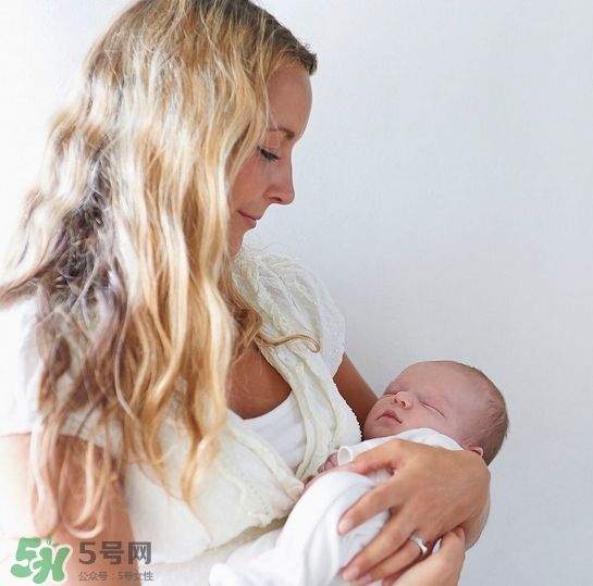 新生寶寶怎么抱？新生寶寶可以豎著抱嗎？