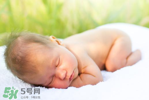 寶寶曬太陽后出濕疹正常嗎？寶寶曬太陽會出濕疹嗎？