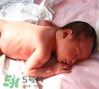 寶寶曬太陽后出濕疹正常嗎？寶寶曬太陽會出濕疹嗎？