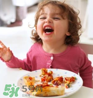 怎么培養(yǎng)寶寶自己吃飯？如何培養(yǎng)寶寶自己吃飯