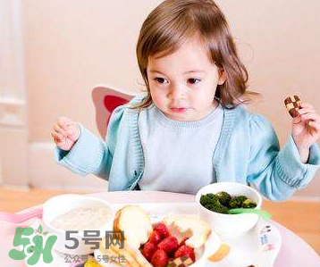 怎么培養(yǎng)寶寶自己吃飯？如何培養(yǎng)寶寶自己吃飯