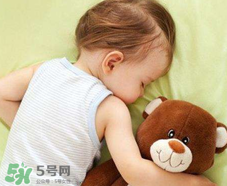怎么樣培養(yǎng)寶寶自己入睡？怎么樣培養(yǎng)寶寶整夜睡覺？
