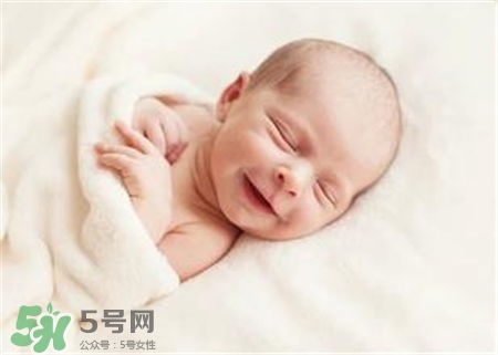 寶寶驚跳是什么癥狀？寶寶驚跳反應(yīng)怎么安撫？