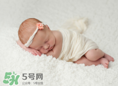 寶寶驚跳是什么癥狀？寶寶驚跳反應(yīng)怎么安撫？