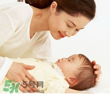 寶寶驚跳是什么癥狀？寶寶驚跳反應(yīng)怎么安撫？