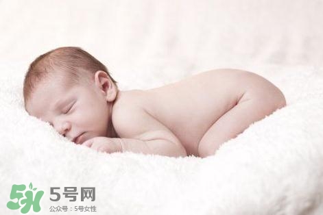 寶寶驚跳是什么癥狀？寶寶驚跳反應(yīng)怎么安撫？