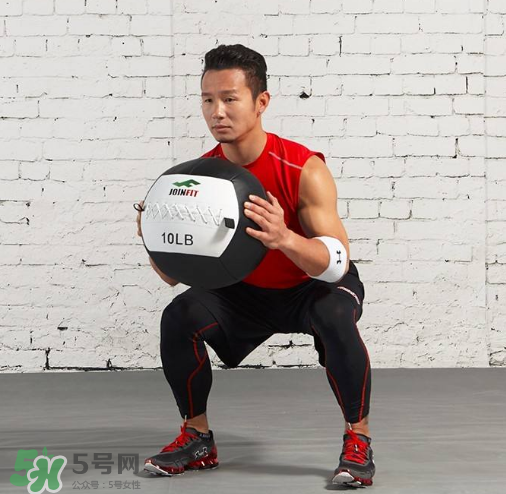 藥球深蹲怎么做？藥球深蹲訓(xùn)練方法