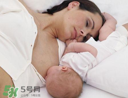 新生兒嗜睡吃奶量少要緊嗎？新生兒吃奶量少怎么辦？