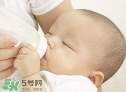 新生兒嗜睡吃奶量少要緊嗎？新生兒吃奶量少怎么辦？