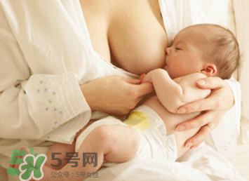新生兒嗜睡吃奶量少要緊嗎？新生兒吃奶量少怎么辦？