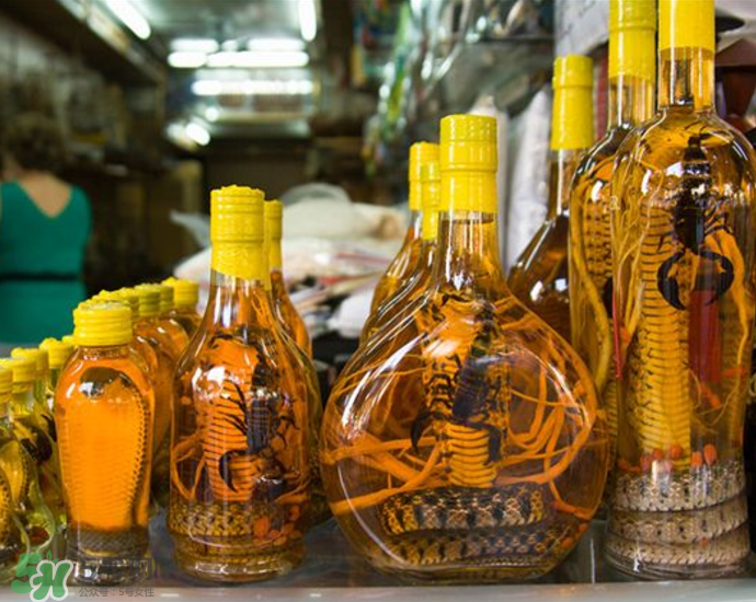 毒蛇泡在酒里為什么不死？毒蛇泡酒不死是什么原因？
