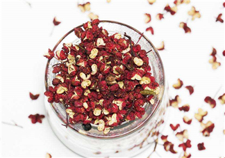 花椒泡腳能治白發(fā)嗎？花椒泡腳白發(fā)能轉黑嗎？