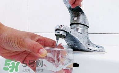 自來水為什么不能直接喝？自來水洗過的水果為什么可以吃？