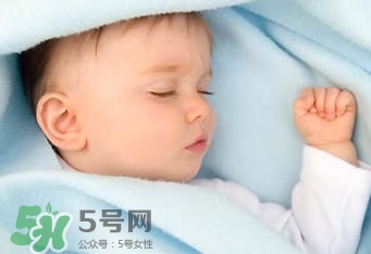 寶寶睡覺出汗多是什么原因？寶寶睡覺的常見誤區(qū)