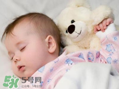 寶寶睡覺(jué)出汗多還要蓋被嗎？寶寶睡覺(jué)出汗多怎么辦？