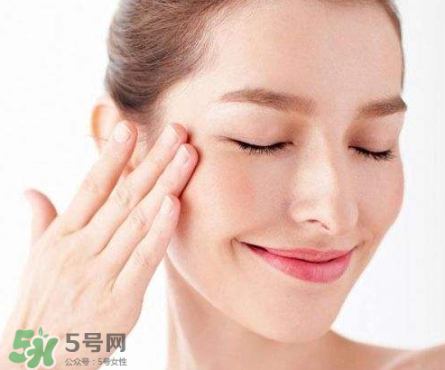 光擦保濕型化妝水就能有效保濕?怎樣正確的使用化妝水？