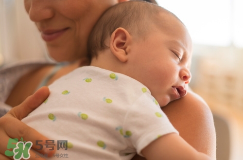 寶寶晚上哭鬧是怎么回事？寶寶晚上哭鬧不睡覺(jué)怎么辦？