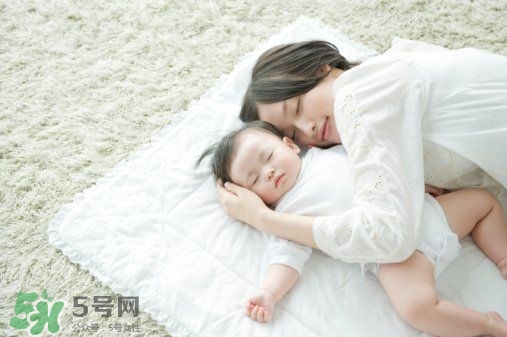 寶寶晚上哭鬧是怎么回事？寶寶晚上哭鬧不睡覺(jué)怎么辦？
