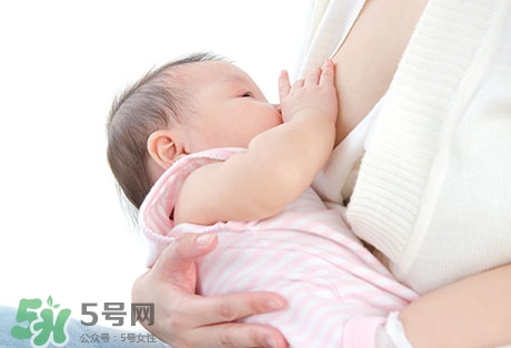 母乳喂養(yǎng)的寶寶需要喂水嗎？母乳喂養(yǎng)的重要性