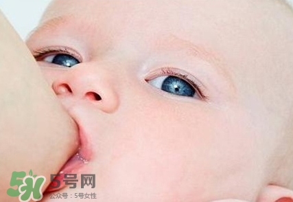 母乳喂養(yǎng)的寶寶大便怎樣正常？母乳喂養(yǎng)的寶寶需要補鈣嗎？