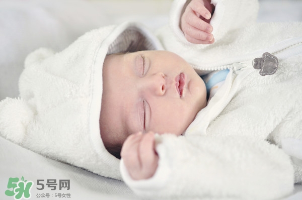 寶寶張嘴睡覺會變丑嗎？寶寶張嘴睡覺的危害