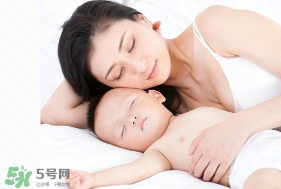 寶寶睡覺突然大哭是什么原因？寶寶睡覺突然哭醒怎么辦？