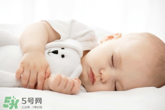 寶寶睡覺突然大哭是什么原因？寶寶睡覺突然哭醒怎么辦？