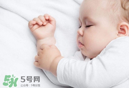 母乳喂養(yǎng)的寶寶需要喂水嗎？母乳喂養(yǎng)的重要性