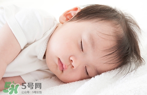 母乳喂養(yǎng)的寶寶需要喂水嗎？母乳喂養(yǎng)的重要性
