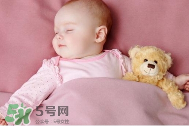 母乳喂養(yǎng)的寶寶需要喂水嗎？母乳喂養(yǎng)的重要性