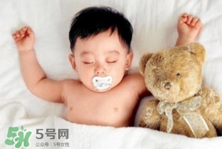 寶寶睡覺(jué)出汗多還要蓋被嗎？寶寶睡覺(jué)出汗多怎么辦？