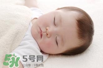 寶寶睡覺出汗多是什么原因？寶寶睡覺的常見誤區(qū)