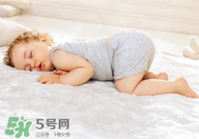 剛出生的寶寶需要枕頭嗎？新生兒需要枕頭定型嗎？