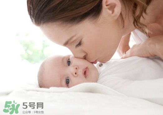 新生兒獨自睡覺好嗎？新生兒要跟父母睡嗎？