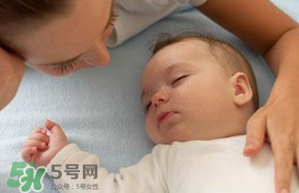 寶寶睡覺搖頭怎么回事？寶寶睡覺搖頭是缺鈣嗎？