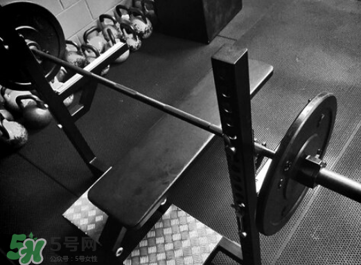 臥推怎么用胸肌發(fā)力？臥推發(fā)力技巧