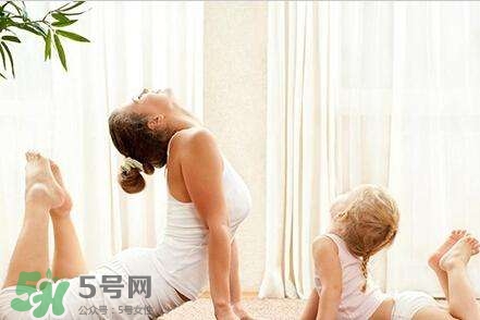 產(chǎn)后做什么運(yùn)動好？產(chǎn)后做瑜伽好處多