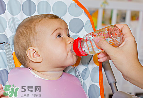 寶寶能喝礦泉水嗎？礦泉水寶寶適合寶寶喝嗎？