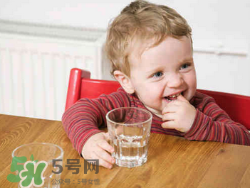寶寶喝礦泉水好還是自來水好？寶寶喝哪種水好？
