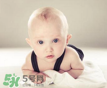 新生兒要多抱抱嗎？新生兒應該是多抱還是多躺？