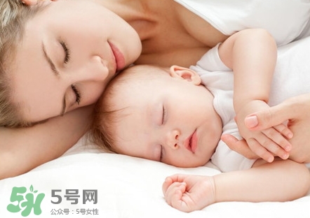 新生兒怎么睡覺姿勢正確？新生兒怎么睡頭型好看？