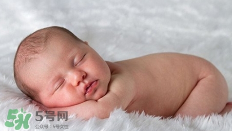 新生兒怎么睡覺姿勢正確？新生兒怎么睡頭型好看？