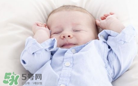 寶寶睡覺為什么會笑？寶寶睡覺笑出聲是做夢了嗎？