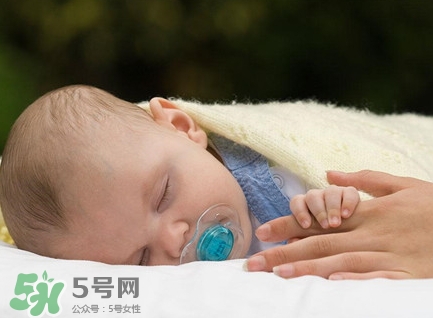 新生兒怎么睡覺姿勢正確？新生兒怎么睡頭型好看？