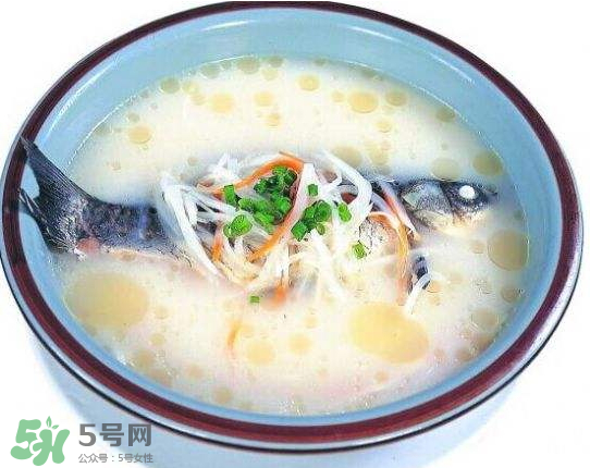 鯽魚湯里可以放什么菜最好？鯽魚燉湯放什么菜？
