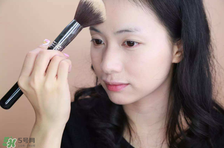 定妝噴霧好還是散粉？定妝噴霧在散粉后用嗎？