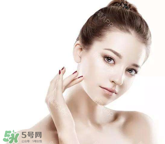 定妝噴霧好還是散粉？定妝噴霧在散粉后用嗎？