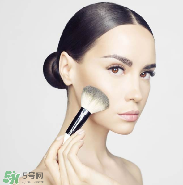 涂了防曬再上散粉會搓泥嗎？防曬噴霧和散粉的先后順序 
