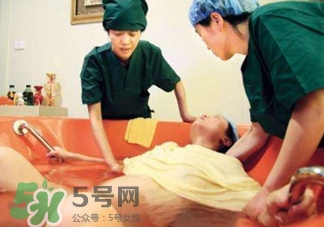 水中分娩時(shí)難產(chǎn)怎么辦？水中分娩和無痛分娩哪個(gè)好？